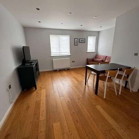 2-Bedroom Flat Walking Distance To Excel London - Perfect Location! ภายนอก รูปภาพ